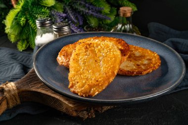 Patatesli gözleme tabakta. Sığ alan derinliği.