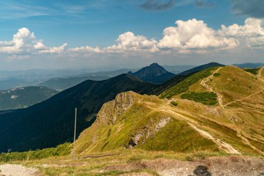Dağların tepelerine bakan yürüyüş izleri..