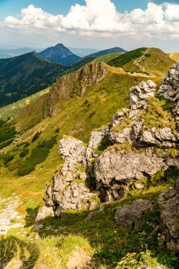 Dağların tepelerine bakan yürüyüş izleri..