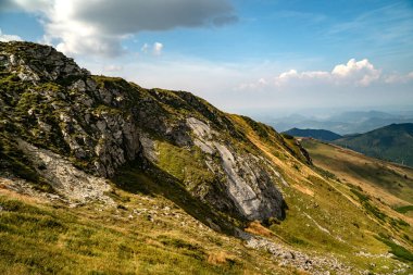 Dağların tepelerine bakan yürüyüş izleri..
