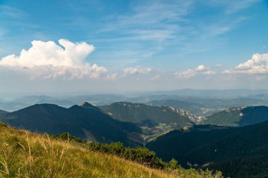 Dağların tepelerine bakan yürüyüş izleri..