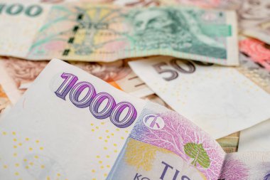 Çek Cumhuriyeti 'nin çeşitli mezheplerden banknotları bir arkaplan oluşturmaktadır.