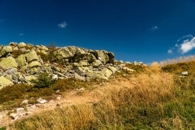 Dağların tepelerine bakan yürüyüş izleri..