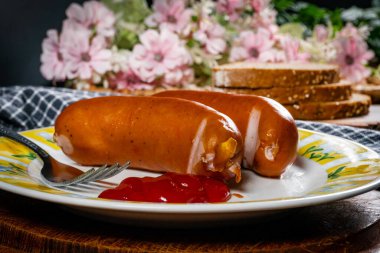 Ketçaplı haşlanmış sosis ve ekmek..