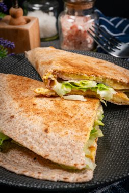 Omlet, marul, buzdağı ve jambonlu Tortilla. Sığ alan derinliği.