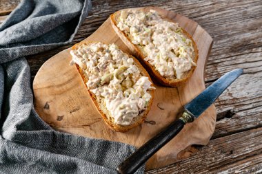 Köy tahtasında taze ev yapımı ton balığı ezmeli sandviçler..