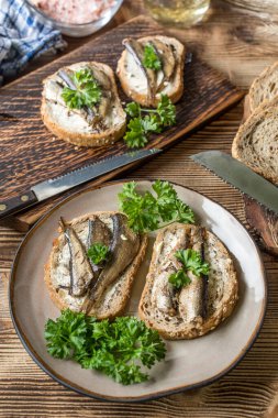 Tahta masadaki lahanalı sandviç..