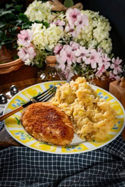 Kıymalı pirzola, haşlanmış lahana ve patates. Sığ alan derinliği.