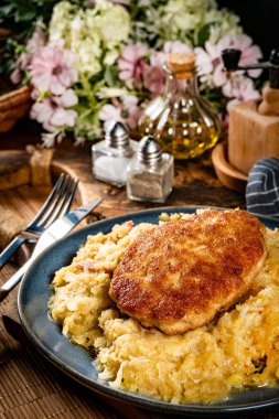 Kıymalı pirzola, haşlanmış lahana ve patates. Sığ alan derinliği.