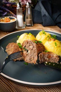 Peynirli köfte ve tabakta haşlanmış patates..