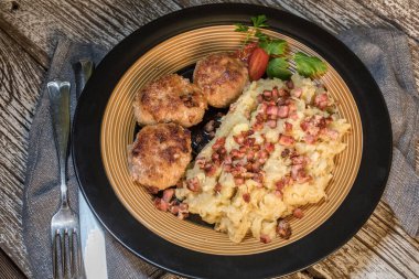 Tahta masada haşlanmış lahana turşulu kıymalı pirzola..