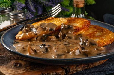 Mantar soslu çıtır patatesli gözleme. Sığ alan derinliği.