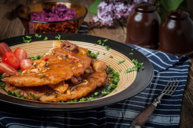 Patatesli etli sebze, domates ve maydanoz krep. Seçici odak.