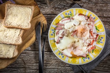 Eski ahşap arka planda sosisli sahanda yumurta..