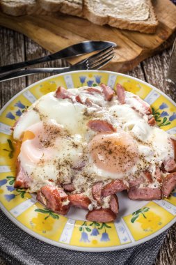 Eski ahşap arka planda sosisli sahanda yumurta..