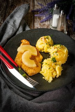 Haşlanmış patates ve ananas dilimli fırında tavuk göğsü fileto..