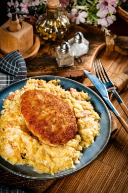 Kıymalı pirzola, haşlanmış lahana ve patates. Sığ alan derinliği.