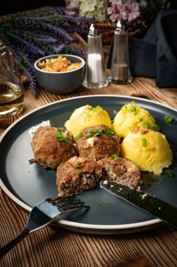 Peynirli köfte ve tabakta haşlanmış patates..