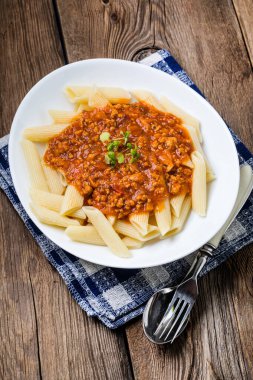 İtalyan mutfağı - domates bolognese soslu makarna penne.