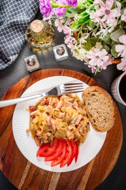 Sosisli soğan ve dilimlenmiş ekmek. Sığ alan derinliği.