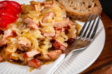 Sosisli soğan ve dilimlenmiş ekmek. Sığ alan derinliği.