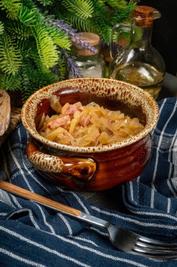 Sosisli soğan ve dilimlenmiş ekmek. Sığ alan derinliği.