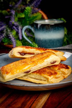 Reçelli puf böreği. Sığ alan derinliği.