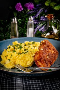 Haşlanmış patatesle servis edilen kızarmış balık filetosu..