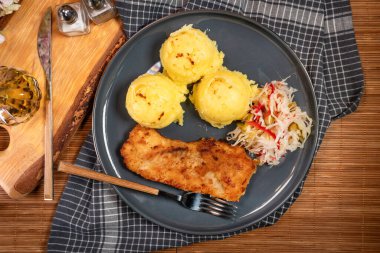 Kızarmış balık fileto haşlanmış patatesle servis edilir..