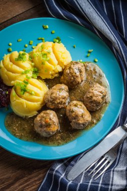 Soslu köfte, patates ve kızılcık reçeli..