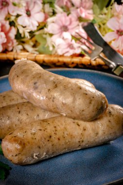 Tabakta kaynamış beyaz sosis. Seçici odak.