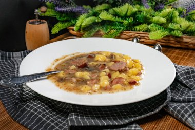 Patates ve sosisli ekşi çorba..