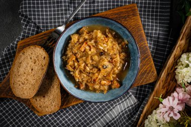 Domuz eti, sosis ve mantarlı lahana yahnisi. Bigos - geleneksel Polonya mutfağı.