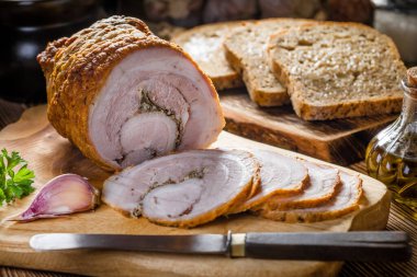 Lezzetli kahvaltı. Pastırmalı siyah ekmek..