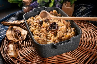 Domuz eti, sosis ve mantarlı lahana yahnisi. Bigos - geleneksel Polonya mutfağı.