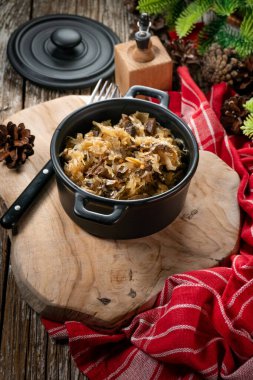 Mantarlı lahana turşusu. Şenlikli bir lezzet..