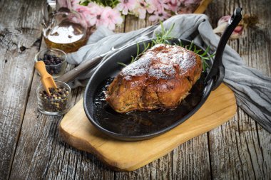 Dökme demir tavada domuz budu..