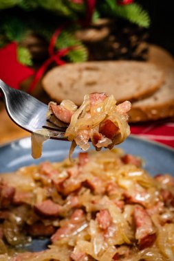 Sosisli soğan ve dilimlenmiş ekmek. Sığ alan derinliği.