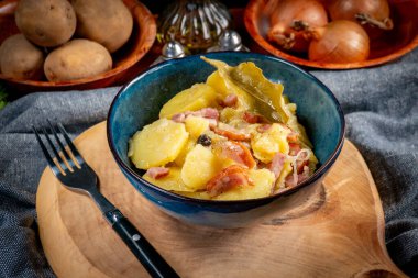 Geleneksel bir Polonya yemeği (pieczonki, prazonki, duszonki) - füme domuz pastırması, sosis ve soğanlı haşlanmış patates.