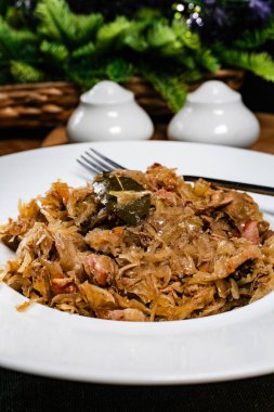 Domuz eti, sosis ve mantarlı lahana yahnisi. Bigos - geleneksel Polonya mutfağı.