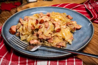 Sosisli soğan ve dilimlenmiş ekmek. Sığ alan derinliği.