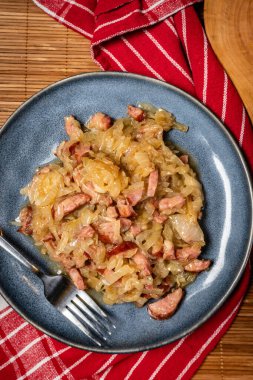 Sosisli soğan ve dilimlenmiş ekmek. Sığ alan derinliği.