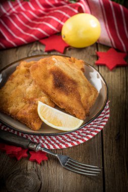 Kızarmış morina dilimleri ve ekmek kırıntıları. Küçük alan derinliği.