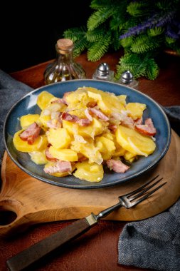 Geleneksel bir Polonya yemeği (pieczonki, prazonki, duszonki) - füme domuz pastırması, sosis ve soğanlı haşlanmış patates.