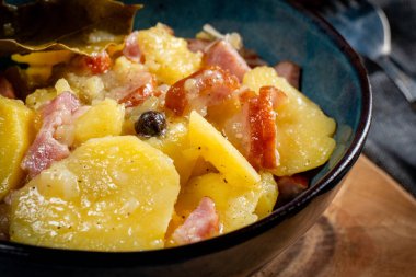 Geleneksel bir Polonya yemeği (pieczonki, prazonki, duszonki) - füme domuz pastırması, sosis ve soğanlı haşlanmış patates.