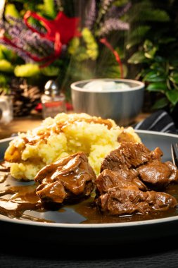 Sos ve patates püresiyle servis edilen haşlanmış hindi eti. Sığ alan derinliği.