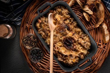 Domuz eti, sosis ve mantarlı lahana yahnisi. Bigos - geleneksel Polonya mutfağı. Üst görünüm.