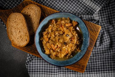 Domuz eti, sosis ve mantarlı lahana yahnisi. Bigos - geleneksel Polonya mutfağı.