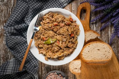 Bigos. Etli lahana turşusu, kurutulmuş mantar ve sosis. Geleneksel Polonya mutfağı..