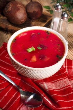 Ahşap zemin üzerinde kırmızı borş çorbası..